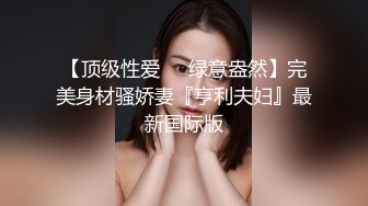 路边看一大爷蹲下往旁边美女屁股看极品齐逼皮裙美女反差内裤.被男友抱起内裤贴镜头